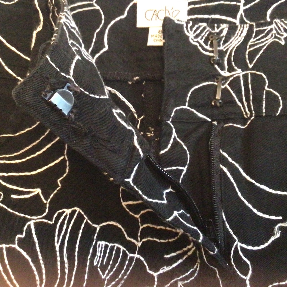Cache Bermuda Black White Flowers Shorts - Picture 8 of 10